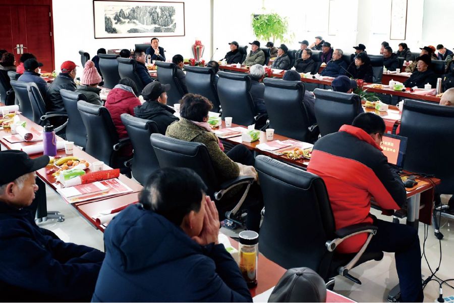 在集團老員工新春團拜會上，安繼文董事長與到會老員工們共話淮海美好明天。