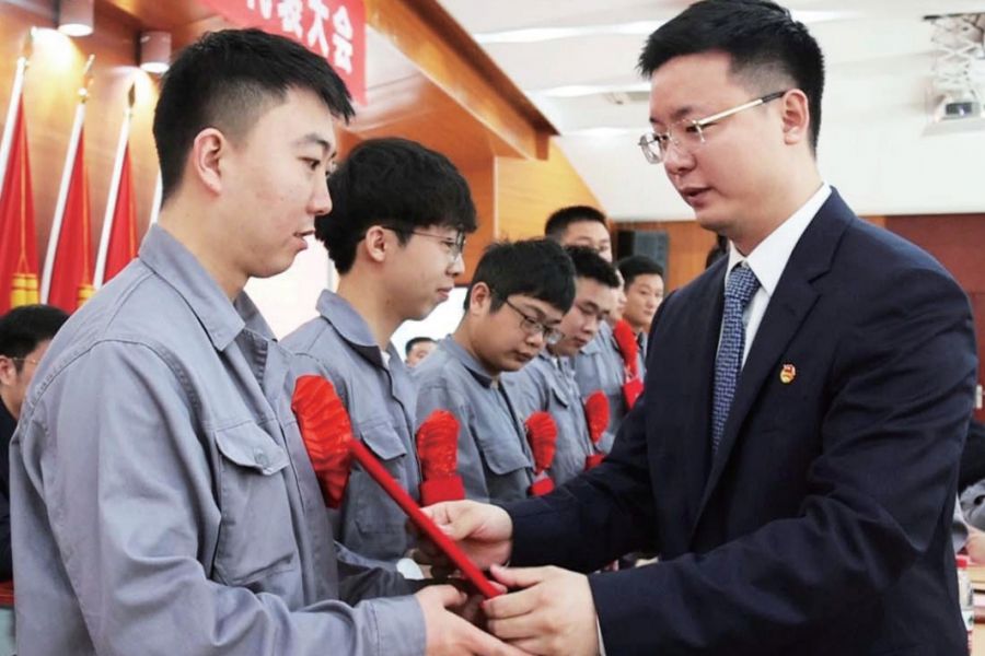 團委書記安桂辰為優秀團員頒獎