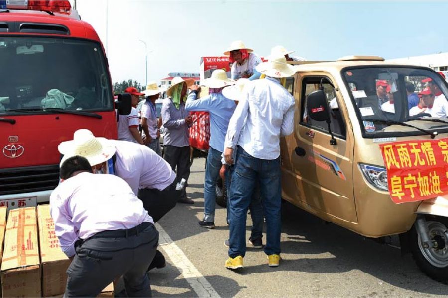 自發(fā)向災(zāi)區(qū)慰問